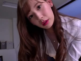 明裡紬 女上司露出底褲說著淫語誘惑我內射她